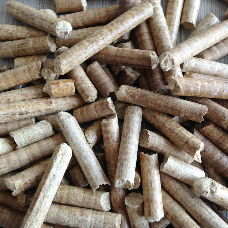 Complete smooth biomass wood pellets after counterflow cooling treatment, no surface cracks