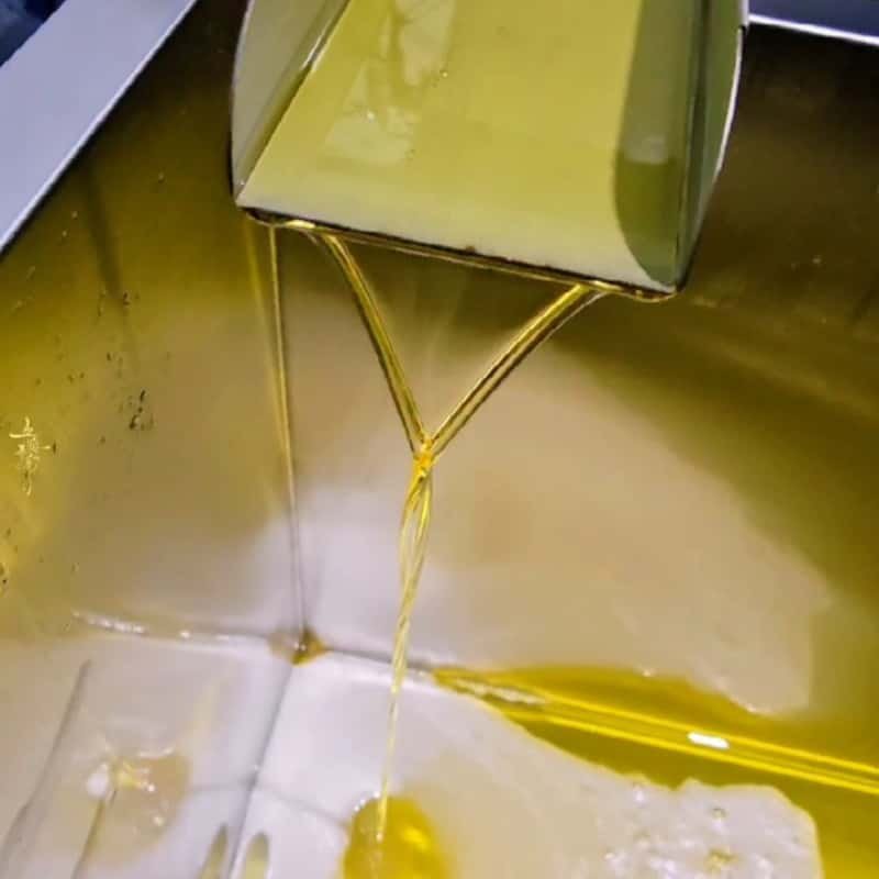 Clear filtered edible oil from oil filter machine