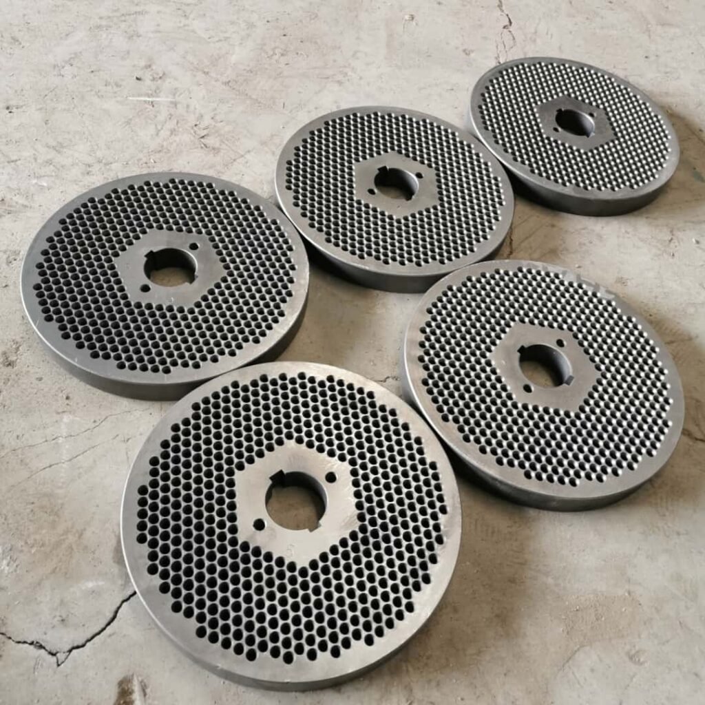 Flat die plate and ring die wearing parts comparison
