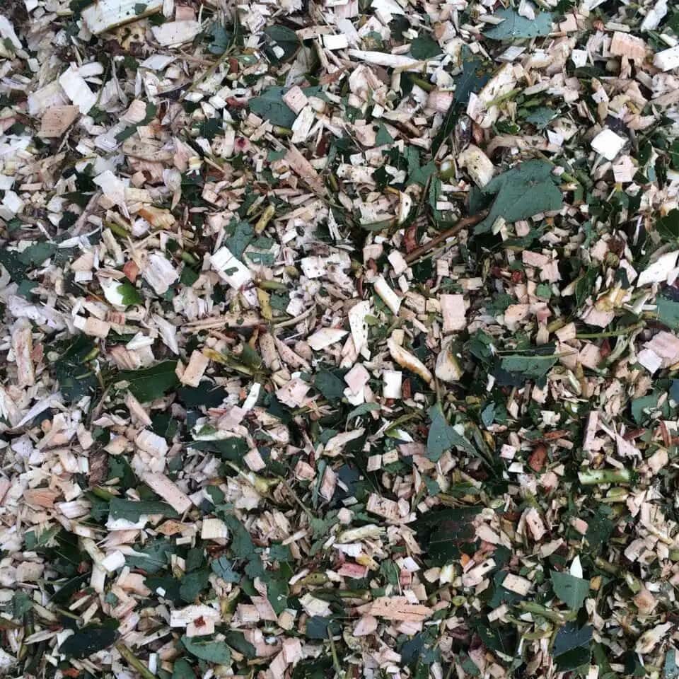 Crawler self-propelled branch shredder and processed wood chips. The crushed material can serve as biomass raw materials, garden mulch and fuel.