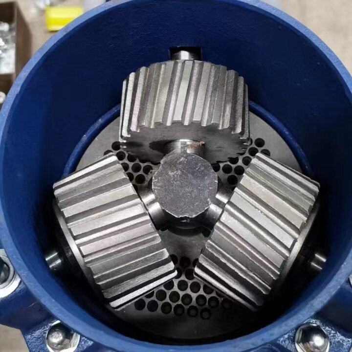 Flat die plate and pressure roller close-up of flat die feed pellet mill
