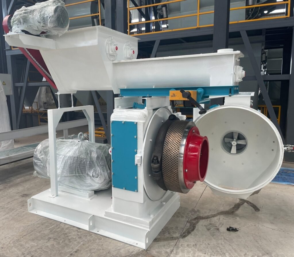 Heavy duty vertical ring die pellet mill 5t/h biomass factory and horizontal ring die pellet mill feed production line working scene