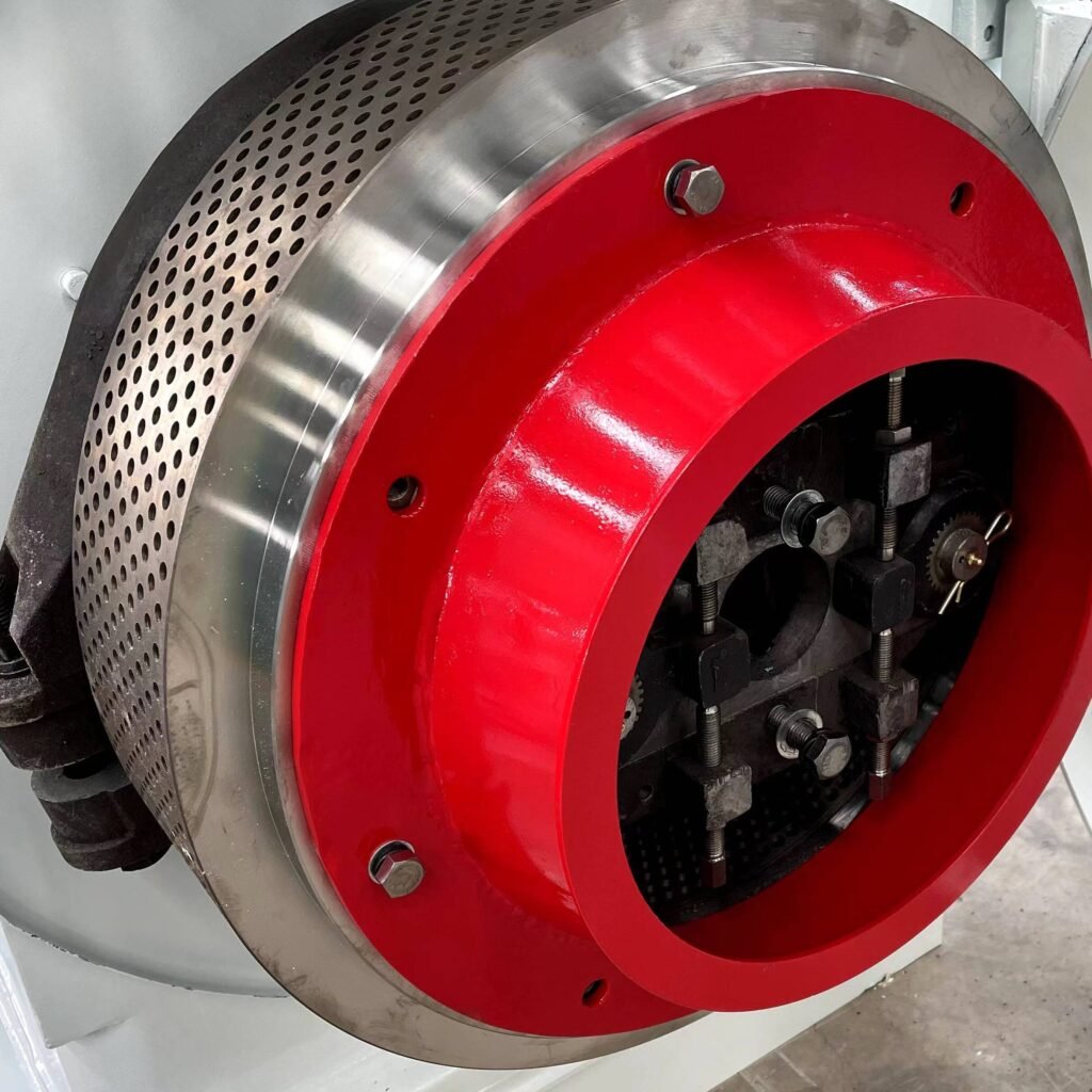 Flat die plate and pressure roller close-up of flat die feed pellet mill