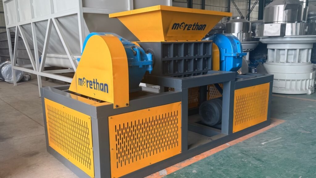 Wood shredder machine for bulky log and wood pallet recycling